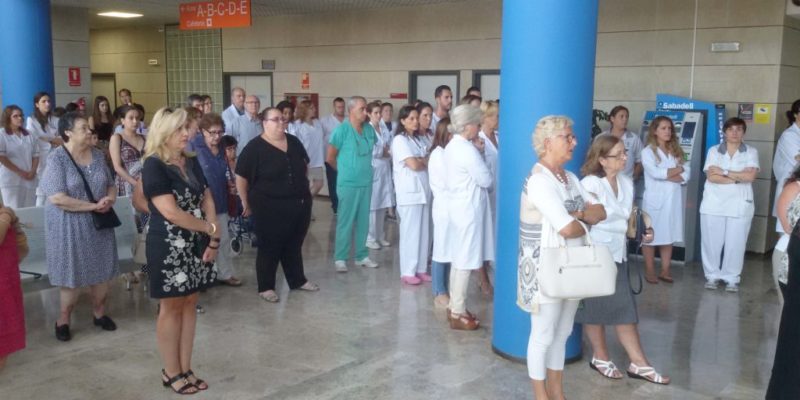 El Hospital de La Ribera guarda un minuto de silencio por las víctimas del atentado de Barcelona