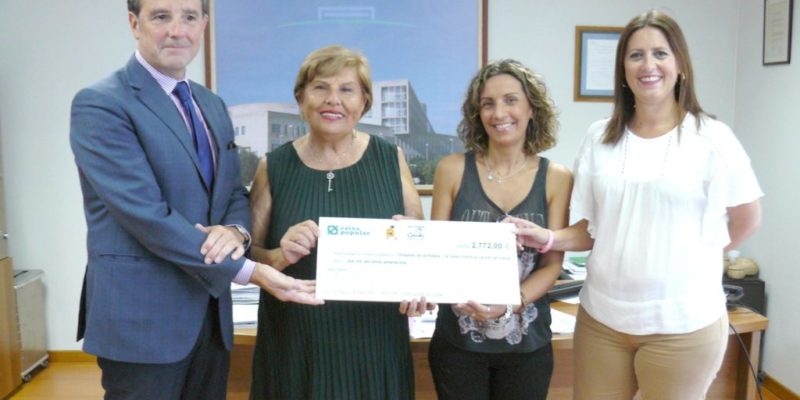 El Hospital de La Ribera y el Club de Atletismo Corriols donan a la Asociación del Cáncer de Sueca la recaudación de la V Marxa per la Dona