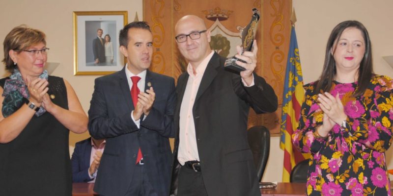 El Dr. David Iborra, cirujano del Hospital de La Ribera, recibe la ‘Distinció d’Honor 9 d’Octubre’ de Alberic