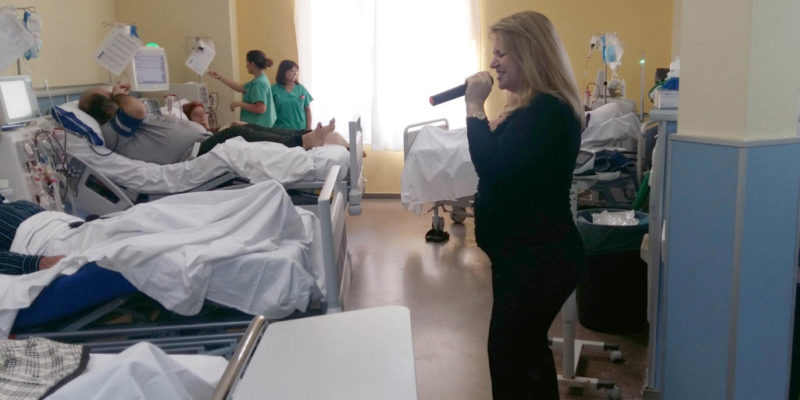 Pacientes y profesionales del Hospital de La Ribera disfrutan de un concierto navideño ofrecido por Músicos por la Salud